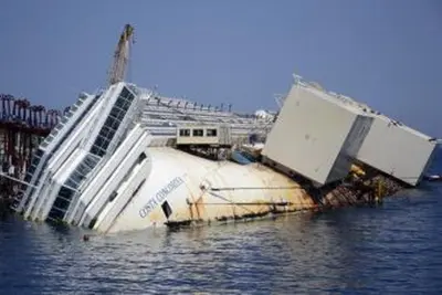 Trup havarovanej lode Costa Concordia sa potápa