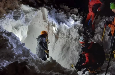 Lavína zasypala vo Veľkej Fatre dvoch skialpinistov. Jedného z nich našli bez známok života, druhého hľadajú | Žilinak.sk