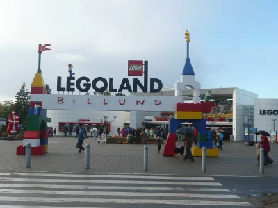 Požiar v západnom Dánsku zničil časť zábavného parku Legoland